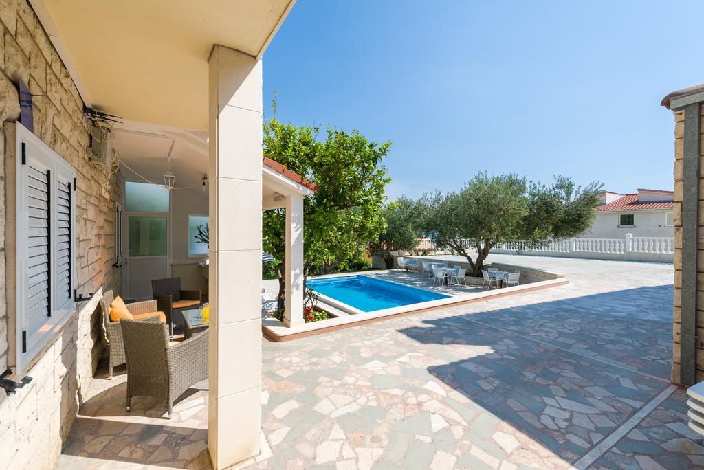 Villa Tomasovic With Pool In 포드스트라나 외부 사진